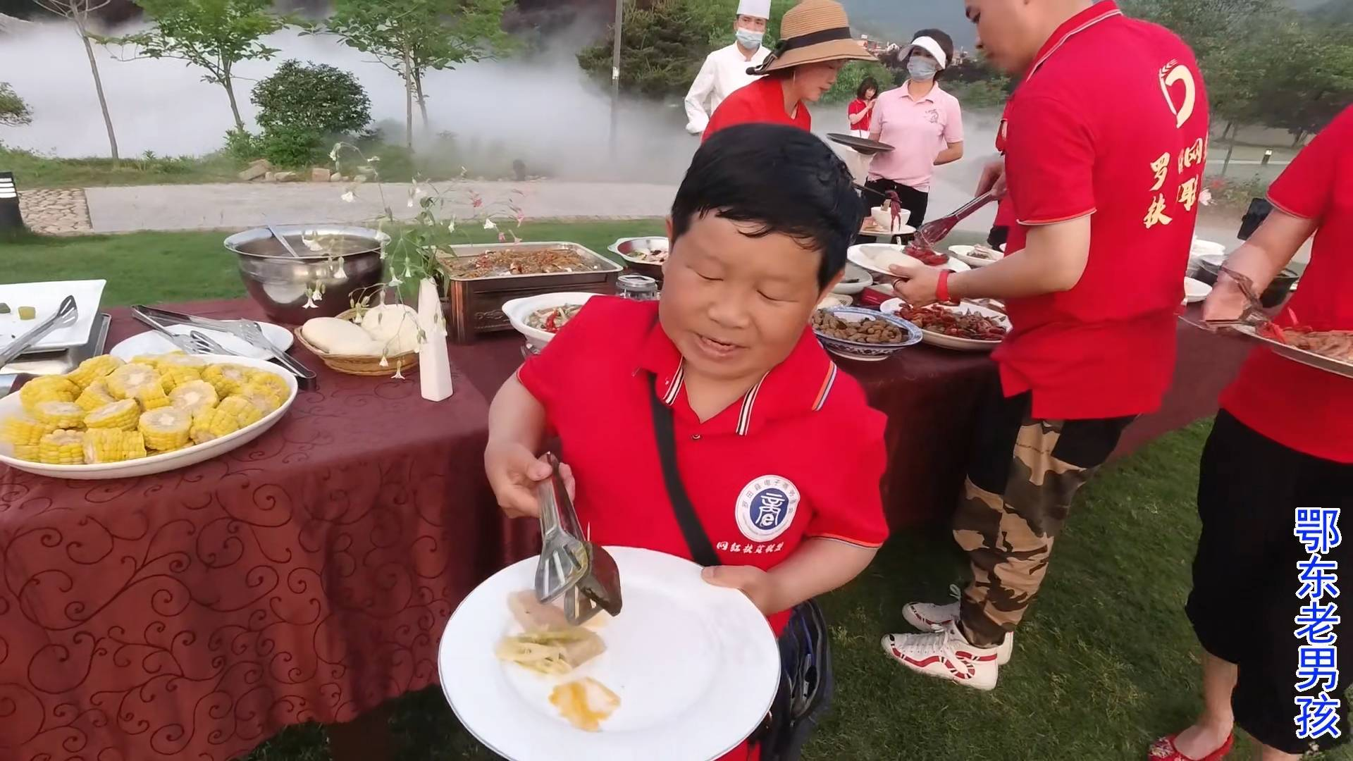 县长助力罗田地标优品,老男孩也受邀参加,这次总算吃上大餐了